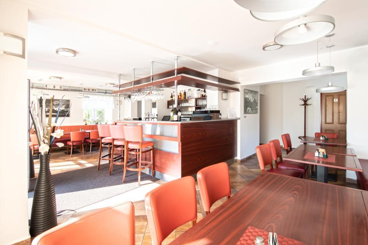 Restaurant & Penzion Avionika Коваржска Экстерьер фото